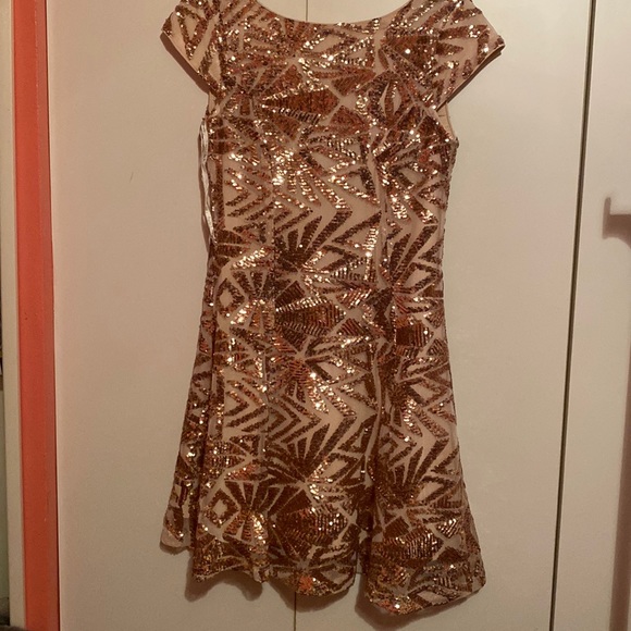 Gold sequin dress in size small. - Picture 4 of 7